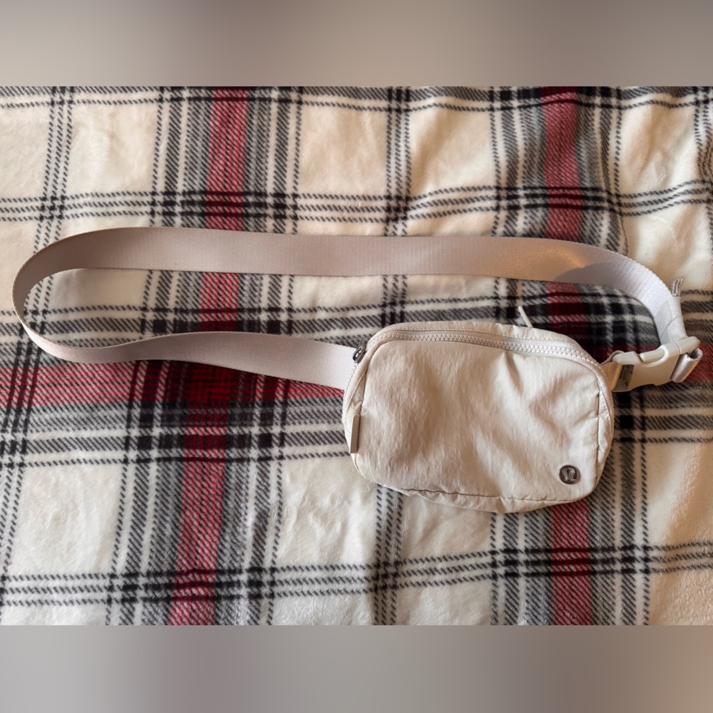 Lululemon Everywhere Belt Bag Cream/White